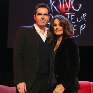 Un nouvel épisode sera d'ailleurs diffusé ce lundi 4 septembre 2023.
Maxime Chattam et sa femme Faustine Bollaert - Paris, le 16 11 2013 - Débat avec Stephen King au Grand Rex 