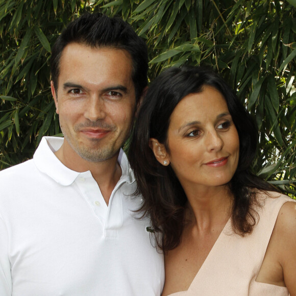 Pour être tranquille, la star se barricade ! "Je n'ouvre à personne à partir de minuit. Mon mari rentre tard... On est des dingues", avait renchéri Faustine Bollaert sur les ondes d'Europe 1.
Maxime Chattam et Faustine Bollaert au 4ème jour des internationaux de France de froland Garros 2012.
