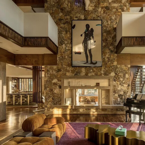 Le nouveau propriétaire pourra jouir d'une superficie de presque 1400 mètres carrés, comprenant pas moins de six chambres et neufs salles de bains ! 
Joe Jonas et Sophie Turner ont finalement vendu leur propriété de Miami, mise en vente en 2022, pour 15 millions de dollars.