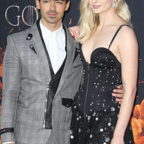 La vente de leur somptueuse villa de Miami serait un signe annonciateur pour plusieurs spécialistes.
Joe Jonas et sa femme Sophie Turner à la première de "Game of Thrones - Saison 8" au Radio City Music Hall à New York, le 3 avril 2019.