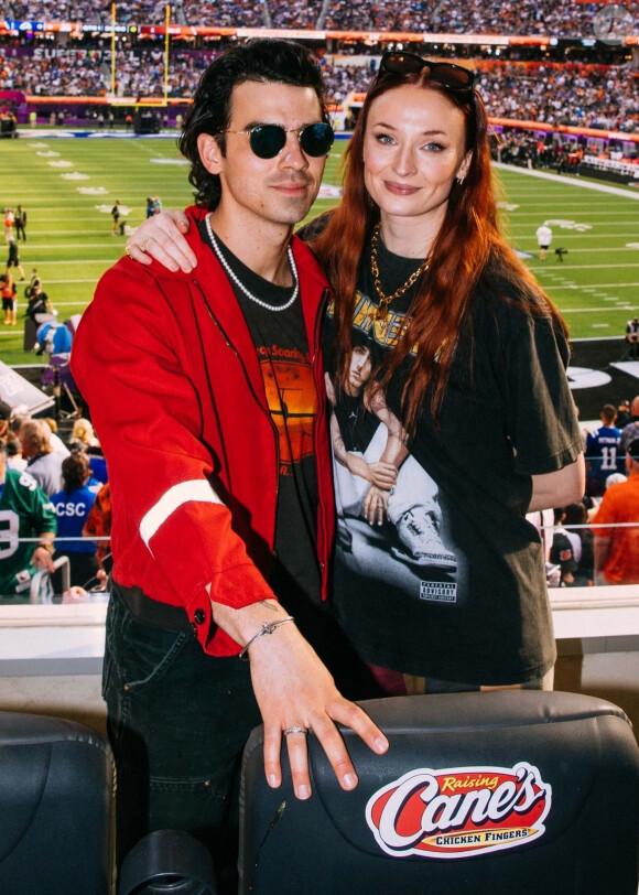 Exclusif - Joe Jonas et sa femme Sophie Turner dans les tribunes du Super Bowl 2022 à Los Angeles, le 13 février 2022.