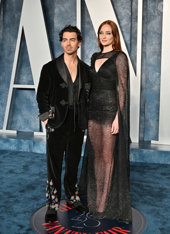 Les rumeurs de divorce vont vite outre-Atlantique. Sophie Turner et Joe Jonas seraient au bord de la rupture.
Joe Jonas et Sophie Turner au photocall de la soirée "Vanity Fair" lors de la 95ème édition de la cérémonie des Oscars à Los Angeles.