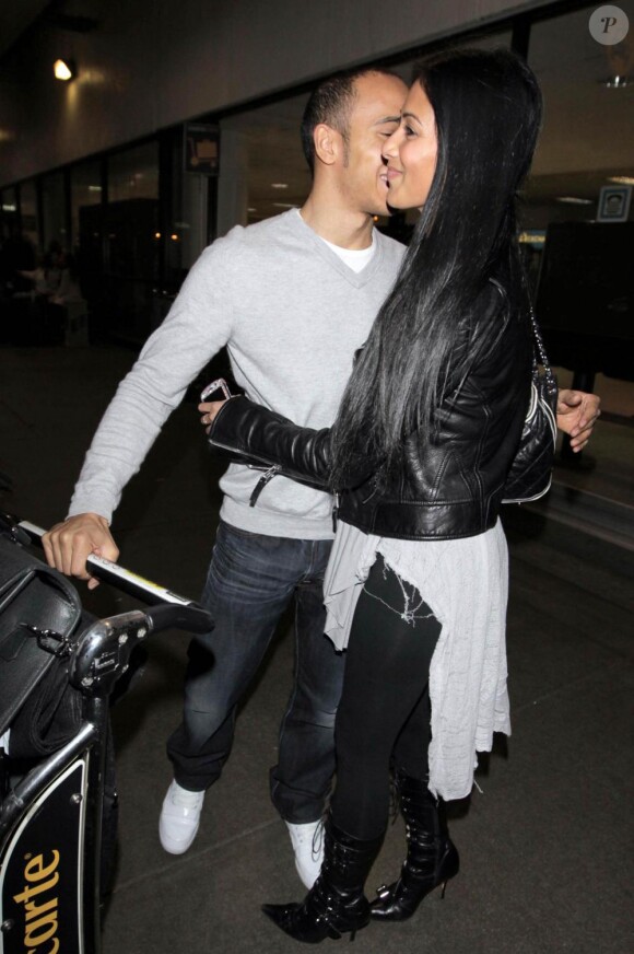 Nicole Scherzinger et Lewis Hamilton, amoureux, à l'aéroport de Los Angeles. 05/03/2010