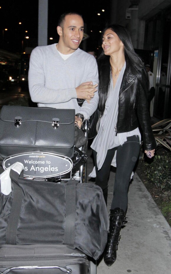 Nicole Scherzinger et Lewis Hamilton, amoureux, à l'aéroport de Los Angeles. 05/03/2010