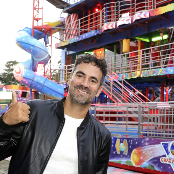 Alex Goude lors de l'ouverture de la Fête à Neuneu 2023, la fête foraine du bois de boulogne célèbre ses 40 ans, à Paris, France, le 1er septembre 2023. Du 1er septembre au 15 octobre 2023.. Grâce à la générosité des forains qui ont offert la soirée d'inauguration de la Fête à NeuNeu et à l'investissement de J.L.Reichman, l'association "Innocence En Danger" a récolté la somme de 23 000 €. La fête à NeuNeu est ouverte tous les jours Porte de La Muette jusqu'au 15 octobre. © Cédric Perrin/Bestimage