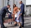 George, Charlotte et Louis de Galles vont reprendre l'école dans quelques jours.
Le prince William, duc de Cambridge et Catherine Kate Middleton, duchesse de Cambridge accompagnent leurs enfants George, Charlotte et Louis à l'école Lambrook. 