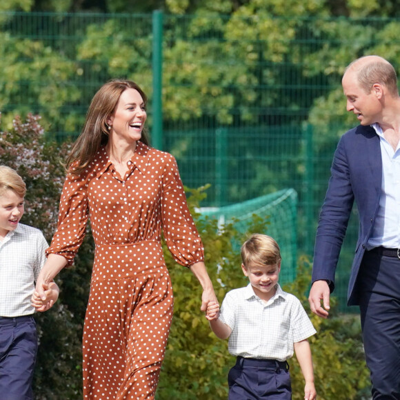 Le prince William, duc de Cambridge et Catherine Kate Middleton, duchesse de Cambridge accompagnent leurs enfants George, Charlotte et Louis à l'école Lambrook le 7 septembre 2022. 