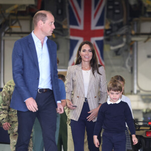 Le prince William, prince de Galles, et Catherine (Kate) Middleton, princesse de Galles, avec leurs enfants le prince George de Galles, et la princesse Charlotte de Galles, lors d'une visite au Royal International Air Tattoo (RIAT) à RAF Fairford, le 14 juillet 2023. 