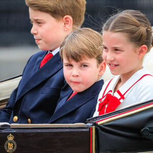 L'an dernier, après leur déménagement, ils avaient intégré la Lambrook School à Windsor.
Le prince George, le prince Louis, la princesse Charlotte de Galles - La famille royale d'Angleterre lors du défilé "Trooping the Colour" à Londres. Le 17 juin 2023 