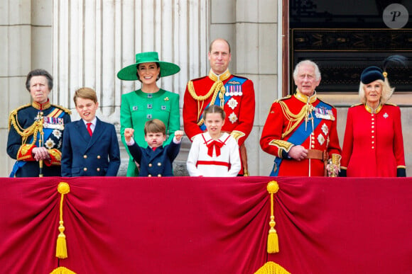 La princesse Anne, le prince George, le prince Louis, la princesse Charlotte, Kate Catherine Middleton, princesse de Galles, le prince William de Galles, le roi Charles III, la reine consort Camilla Parker Bowles - La famille royale d'Angleterre sur le balcon du palais de Buckingham lors du défilé "Trooping the Colour" à Londres. Le 17 juin 2023