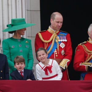 Kate Middleton avait en effet été harcelée par le passé et ne veut pas que ca se reproduise.
Le prince George, le prince Louis, la princesse Charlotte, Kate Catherine Middleton, princesse de Galles, le prince William de Galles, le roi Charles III - La famille royale d'Angleterre sur le balcon du palais de Buckingham lors du défilé "Trooping the Colour" à Londres. Le 17 juin 2023 