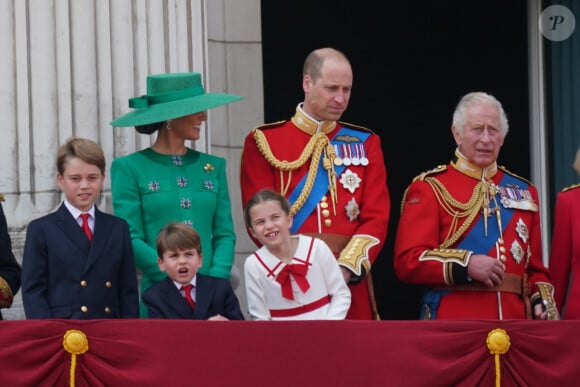 Kate Middleton avait en effet été harcelée par le passé et ne veut pas que ca se reproduise.
Le prince George, le prince Louis, la princesse Charlotte, Kate Catherine Middleton, princesse de Galles, le prince William de Galles, le roi Charles III - La famille royale d'Angleterre sur le balcon du palais de Buckingham lors du défilé "Trooping the Colour" à Londres. Le 17 juin 2023 