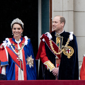 Le prince George de Galles, le prince William, prince de Galles, Catherine (Kate) Middleton, princesse de Galles, la princesse Charlotte de Galles, le prince Louis de Galles, Sophie, duchesse d'Edimbourg - La famille royale britannique salue la foule sur le balcon du palais de Buckingham lors de la cérémonie de couronnement du roi d'Angleterre à Londres le 5 mai 2023. 
