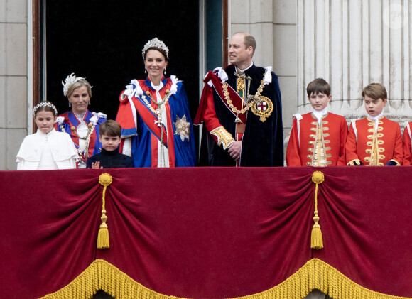 Le prince George de Galles, le prince William, prince de Galles, Catherine (Kate) Middleton, princesse de Galles, la princesse Charlotte de Galles, le prince Louis de Galles, Sophie, duchesse d'Edimbourg - La famille royale britannique salue la foule sur le balcon du palais de Buckingham lors de la cérémonie de couronnement du roi d'Angleterre à Londres le 5 mai 2023. 