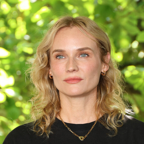 Le partenaire de jeu de la comédienne allemande a été transporté d'urgence à l'hôpital, avant d'être placé dans un coma artificiel
Diane Kruger (porte un collier iconique Menottes dinh van en or jaune) au photocall du film "Visions" lors de la 16ème édition du festival du film francophone (FFA) de Angoulême, France, le 24 août 2023. © Coadic Guirec/Bestimage 