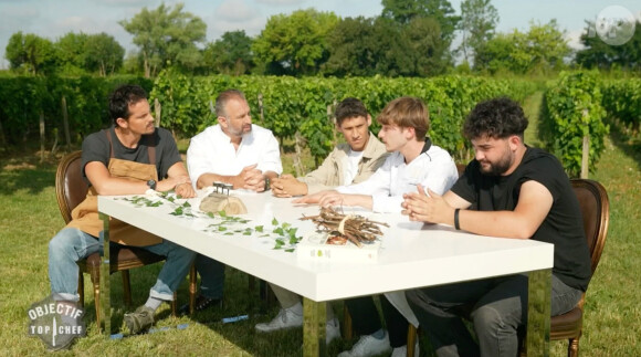 Juan Arbelaez et Yoann Conte entourés de candidats dans "Objectif Top Chef" sur la six.