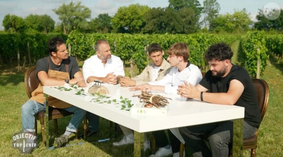 Juan Arbelaez et Yoann Conte entourés de candidats dans "Objectif Top Chef" sur la six.