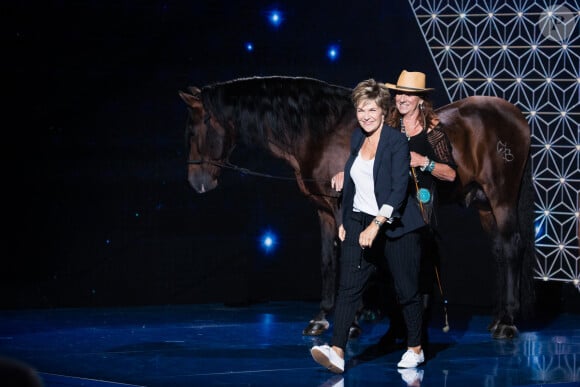 La comédienne a dévoilé la mauvaise nouvelle à ses fans le mercredi 30 août 2023 sur Instagram
Exclusif - Joëlle Balland, Véronique Jannot et son cheval Alboroto - Enregistrement de l'émission "La boîte à Secrets 5" à Paris, qui sera diffusée le 6 novembre sur France 3. Le 21 septembre 2020 Au cours de la soirée, chaque invité aura une boîte disposée devant lui, de laquelle il extraira un objet revêtant une valeur particulière à ses yeux. Après en avoir livré la signification en plateau, la personnalité verra alors apparaître une surprise dans la boîte géante de l'émission, avec l'intervention de proches. Une émission qui véhicule de belles valeurs, et qui contiendra son lot de larmes et de révélations dans une atmosphère bienveillante. © Tiziano Da Silva / Bestimage  Exclusive - No Web No Blog pour Belgique et Suisse