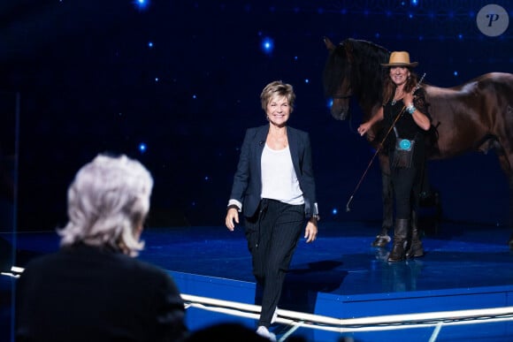 Le cheval de l'actrice, baptisé Alboroto, n'est plus de ce monde
Exclusif - Joëlle Balland, Véronique Jannot et son cheval Alboroto - Enregistrement de l'émission "La boîte à Secrets 5" à Paris, qui sera diffusée le 6 novembre sur France 3. Le 21 septembre 2020 Au cours de la soirée, chaque invité aura une boîte disposée devant lui, de laquelle il extraira un objet revêtant une valeur particulière à ses yeux. Après en avoir livré la signification en plateau, la personnalité verra alors apparaître une surprise dans la boîte géante de l'émission, avec l'intervention de proches. Une émission qui véhicule de belles valeurs, et qui contiendra son lot de larmes et de révélations dans une atmosphère bienveillante. © Tiziano Da Silva / Bestimage 