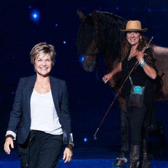 Le cheval de l'actrice, baptisé Alboroto, n'est plus de ce monde
Exclusif - Joëlle Balland, Véronique Jannot et son cheval Alboroto - Enregistrement de l'émission "La boîte à Secrets 5" à Paris, qui sera diffusée le 6 novembre sur France 3. Le 21 septembre 2020 Au cours de la soirée, chaque invité aura une boîte disposée devant lui, de laquelle il extraira un objet revêtant une valeur particulière à ses yeux. Après en avoir livré la signification en plateau, la personnalité verra alors apparaître une surprise dans la boîte géante de l'émission, avec l'intervention de proches. Une émission qui véhicule de belles valeurs, et qui contiendra son lot de larmes et de révélations dans une atmosphère bienveillante. © Tiziano Da Silva / Bestimage 