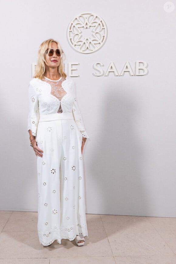 Agée de 60 ans, elle a brisé le tabou, suivant l'exemple de femmes comme Virginie Despentes et Christine Angot
Emmanuelle Béart - Photocall du défilé de mode automne-hiver 2024 Haute-Couture "Elie Saab" lors de la fashion week de Paris. Le 5 juillet 2023 © Olivier Borde / Bestimage