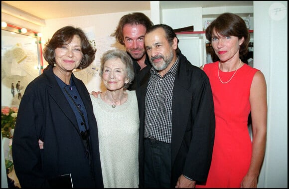 Comme "Fifty-Fifty" et "Commissaire Moulin".
Macha Meril et un ami, Suzanne Flon, Francis Perrin et Caroline Berg, générale de la pièce "L'Amante Anglaise" en septembre 1999. © Bestimage / Coadic Guirec