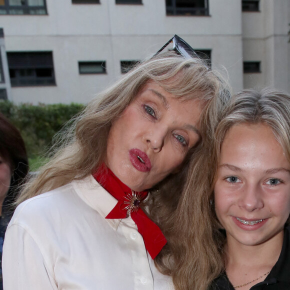 Le jeune garçon de 12 ans a un rôle dans le long-métrage.
Exclusif - Arielle Dombasle et son jeune acteur de 12 ans, Billy - Avant-première du film "Les Secrets de la Princesse de Cadignan" d'Arielle Dombasle au CNC à Paris, le 5 septembre 2023. © Bertrand Rindoff / Bestimage