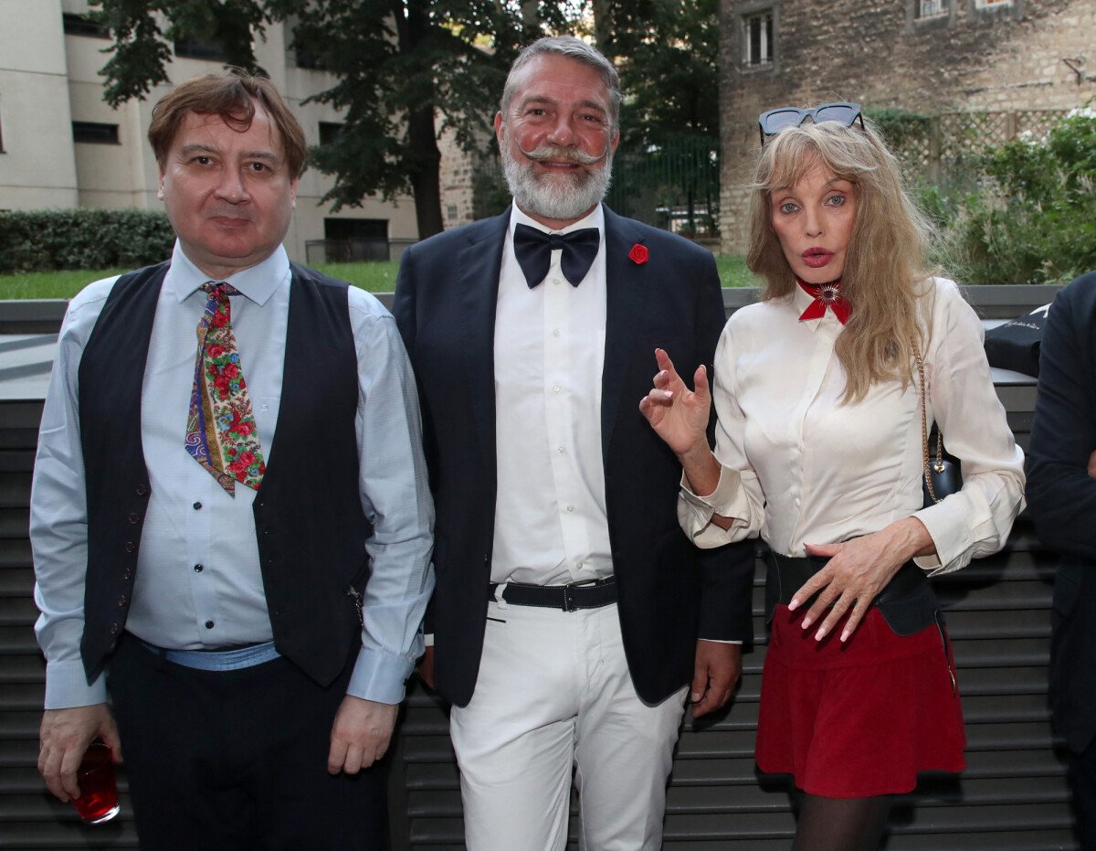 Photo Exclusif Michel Fau Jean Claude Sarragosse et Arielle Dombasle Avant première du