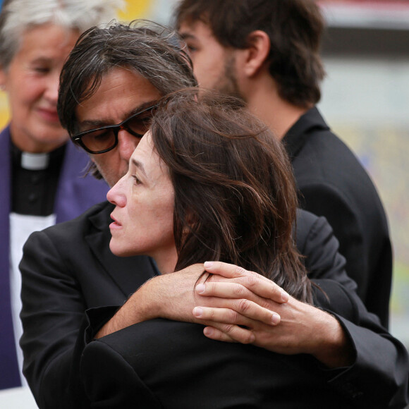 Comme elle le rappelait en prenant la parole le jour des obsèques, elle est désormais "orpheline".
Yvan Attal et Charlotte Gainsbourg - Sorties des obsèques de Jane Birkin en l'église Saint-Roch à Paris. Le 24 juillet 2023 © Jonathan Rebboah / Panoramic / Bestimage