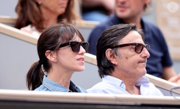 Yvan Attal et sa compagne Charlotte Gainsbourg en tribunes des Internationaux de France de tennis de Roland Garros 2023 à Paris le 11 juin 2023. © Jacovides-Moreau/Bestimage