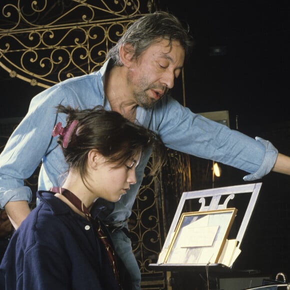 Charlotte Gainsbourg a perdu sa maman.
Archives - En France, à Paris, Serge Gainsbourg chez lui avec sa fille Charlotte dans son hotel particulier de la rue de Verneuil. © Michel Marizy via Bestimage