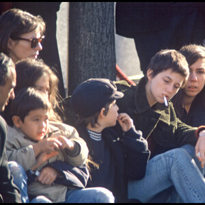 Archives - Bambou, son fils Lucien, Jane Birkin, Charlotte Gainsbourg aux obsèques de Serge Gainsbourg, au cimetière Montparnasse.