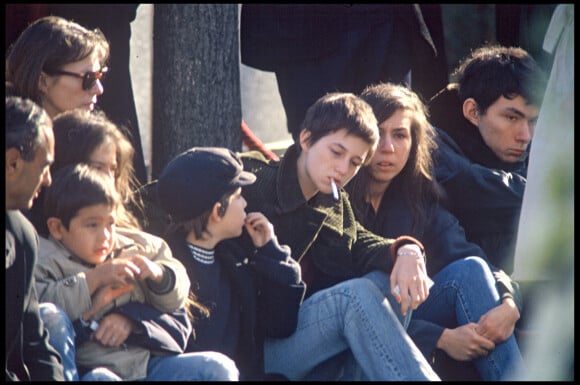 Archives - Bambou, son fils Lucien, Jane Birkin, Charlotte Gainsbourg aux obsèques de Serge Gainsbourg, au cimetière Montparnasse.