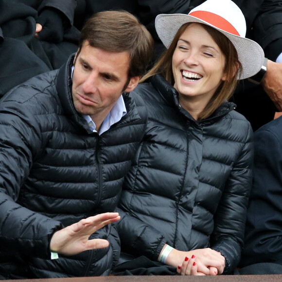 Mais avant lui, la pricipale intéressée a été mariée à Gonzalo Quesada, un ex-joueur de rugby argentin qui a fait ses preuves dans de multiples clubs français. Leur histoire a pris fin en 2015.
Gonzalo Quesada et sa femme Isabelle Ithurburu - People aux Internationaux de France de tennis de Roland Garros à Paris, le 28 mai 2014 lors du match entre Jo-Wilfried Tsonga et Jürgen Melzer. 