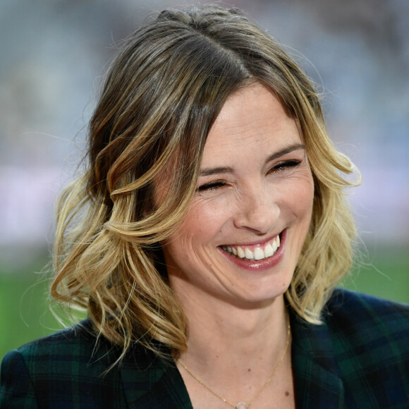 Le sport, notamment le rugby, c'est son dada ! Mais elle a accepté de succèder à Nikos Aliagas pour piloter "50 Inside" sur TF1.
Isabelle Ithurburu - People à la finale du TOP 14 en rugby entre le Stade Toulousain et l'ASM Clermont au stade de France, Saint-Denis le 15 juin 2019. T.Breton/ Panoramic / Bestimage 