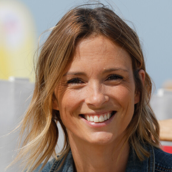 Exclusif - Isabelle Ithurburu lors de la 40ème édition de la journée des oubliés des vacances organisée par le SPF (Secours Populaire Français), sur les plages de Deauville, France, le 21 août 2019. © Christophe Clovis/Bestimage 