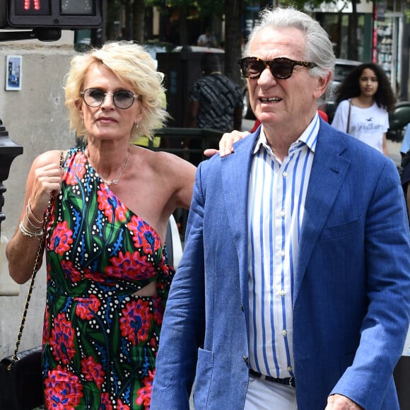 Sophie Davant et son compagnon William Leymergie - Mariage de Claude Lelouch à la mairie du 18ème à Paris. Le 17 juin 2023