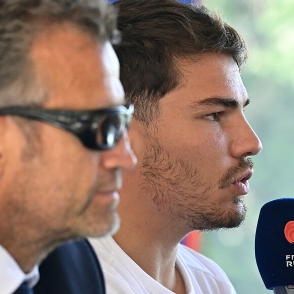 Fabien Galthié ( entraineur France ) - Antoine Dupont ( 9 - France ) - Conférence de presse de l'équipe de France de Rugby à Paris le 6 septembre 2023. © Federico Pestellini / Panoramic / Bestimage 