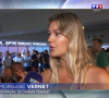 Dans une robe décolletée, la jolie blonde vient de s'entretenir avec nos confrères de TF1.
Morgane Vernet, la compagne de Damian Penaud, sur TF1.