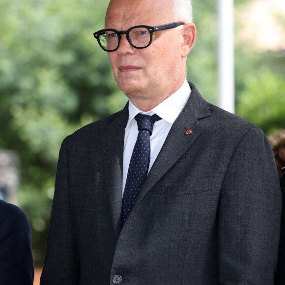 Il plaisantait cela dit en déclarant que "Si les français se disent qu’il faut impérativement que les candidats aux élections aient de longs cheveux", il n'aura aucune chance. 
Edouard Philippe lors de l'inauguration du portrait de Simone Veil dans le Square des Grands Principes Républicains à Arès en Gironde, le 10 juin 2023. 