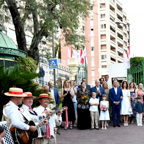 Le prince Albert II de Monaco, sa femme la princesse Charlene et leurs enfants, le prince héréditaire Jacques et la princesse Gabriella, accompagnés de Charlotte Casiraghi, de son fils Raphaël Elmaleh, de Dimittri Rassam, son mari et de leur fils Balthazar, entourés des membres du Conseil Municipal ont participé au traditionnel pique-nique des Monégasques " U Cavagnëtu " au parc Princesse Antoinette, à Monaco, le 9 septembre 2023. © Bruno Bebert / Bestimage 