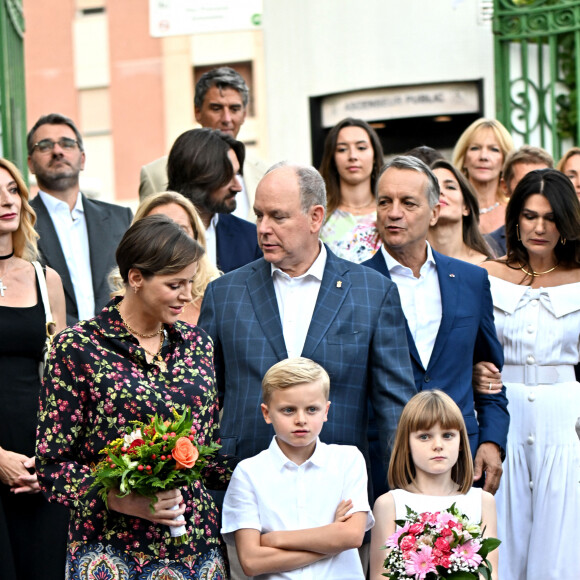 Qui étaient venus en nombre avec eux !
Le prince Albert II de Monaco, sa femme la princesse Charlene et leurs enfants, le prince héréditaire Jacques et la princesse Gabriella, accompagnés de Charlotte Casiraghi, de son fils Raphaël Elmaleh, de Dimittri Rassam, son mari et de leur fils Balthazar, entourés des membres du Conseil Municipal ont participé au traditionnel pique-nique des Monégasques " U Cavagnëtu " au parc Princesse Antoinette, à Monaco, le 9 septembre 2023. Après une messe célébrée par l'Archevêque de Monaco, tout le monde s'est retrouvé autour des inévitables barbajuans, accompagnés de pissaladières, de fougasses à l'anis et bien sûr de la socca. © Bruno Bebert / Bestimage 