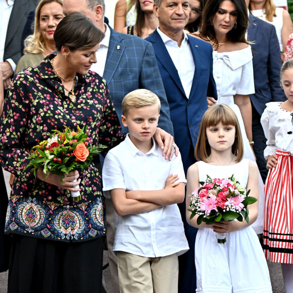 Et c'est Jacques et Gabriella de Monaco qui en étaient les stars, avec leurs tenues assorties !
Le prince Albert II de Monaco, sa femme la princesse Charlene et leurs enfants, le prince héréditaire Jacques et la princesse Gabriella, accompagnés de Charlotte Casiraghi, de son fils Raphaël Elmaleh, de Dimittri Rassam, son mari et de leur fils Balthazar, entourés des membres du Conseil Municipal ont participé au traditionnel pique-nique des Monégasques " U Cavagnëtu " au parc Princesse Antoinette, à Monaco, le 9 septembre 2023. Après une messe célébrée par l'Archevêque de Monaco, tout le monde s'est retrouvé autour des inévitables barbajuans, accompagnés de pissaladières, de fougasses à l'anis et bien sûr de la socca. © Bruno Bebert / Bestimage