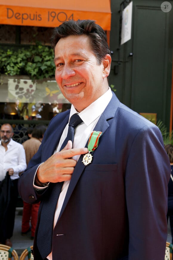 Laurent Gerra reçoit les insignes de Chevalier dans l'ordre du Mérite Agricole des mains de Monsieur Georges Blanc, chef triplement étoilé, au Restaurant Léon de Lyon à Lyon, France, le 3 septembre 2023. © Pascal Fayolle/Bestimage