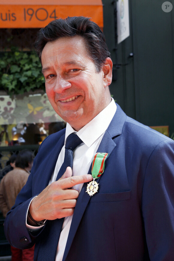 Laurent Gerra reçoit les insignes de Chevalier dans l'ordre du Mérite Agricole des mains de Monsieur Georges Blanc, chef triplement étoilé, au Restaurant Léon de Lyon à Lyon, France, le 3 septembre 2023. © Pascal Fayolle/Bestimage