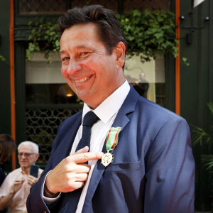 Laurent Gerra reçoit les insignes de Chevalier dans l'ordre du Mérite Agricole des mains de Monsieur Georges Blanc, chef triplement étoilé, au Restaurant Léon de Lyon à Lyon, France, le 3 septembre 2023. © Pascal Fayolle/Bestimage