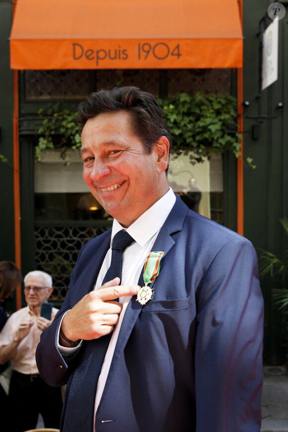 Laurent Gerra reçoit les insignes de Chevalier dans l'ordre du Mérite Agricole des mains de Monsieur Georges Blanc, chef triplement étoilé, au Restaurant Léon de Lyon à Lyon, France, le 3 septembre 2023. © Pascal Fayolle/Bestimage