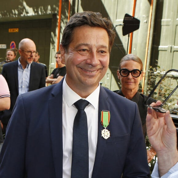 Laurent Gerra est l'un des imitateurs les plus populaires de France
Laurent Gerra reçoit les insignes de Chevalier dans l'ordre du Mérite Agricole des mains de Monsieur Georges Blanc, chef triplement étoilé, au Restaurant Léon de Lyon à Lyon, France. © Pascal Fayolle/Bestimage