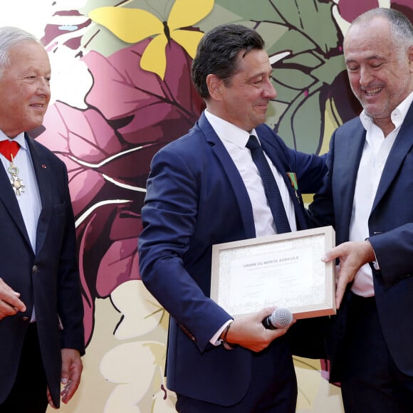 Didier Guillaume, ancien ministre de l'Agriculture - Laurent Gerra reçoit les insignes de Chevalier dans l'ordre du Mérite Agricole des mains de Monsieur Georges Blanc, chef triplement étoilé, au Restaurant Léon de Lyon à Lyon, France, le 3 septembre 2023. © Pascal Fayolle/Bestimage