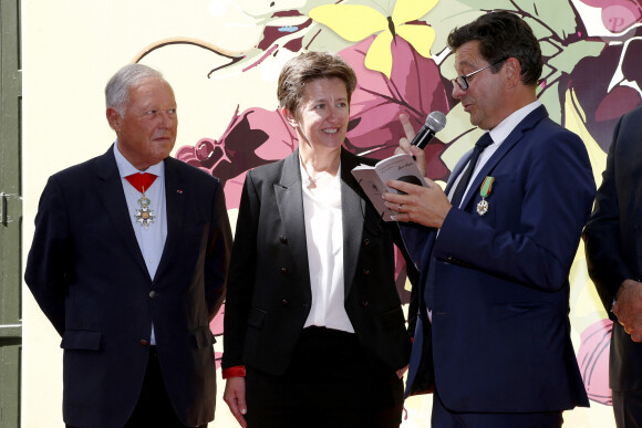 Laurent Gerra reçoit les insignes de Chevalier dans l'ordre du Mérite Agricole des mains de Monsieur Georges Blanc, chef triplement étoilé, au Restaurant Léon de Lyon à Lyon, France, le 3 septembre 2023. © Pascal Fayolle/Bestimage